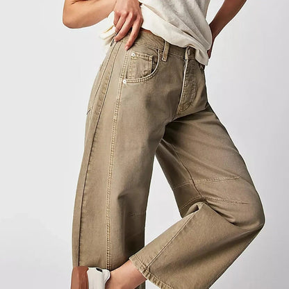 Damenhose in Beige, weites Bein, hoher Bund, lässiger Stil, kombiniert mit weißem T-Shirt. Modetrend 2023, bequeme Freizeitkleidung.