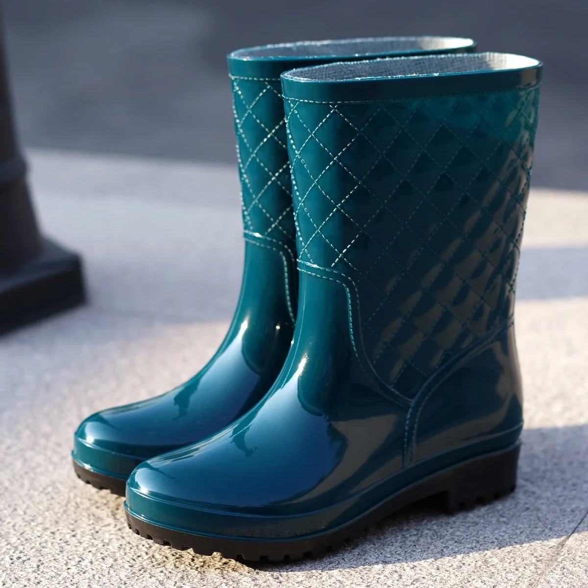 Paar Damen-Regenstiefel mit elastischem Verschluss in der Gesamtansicht