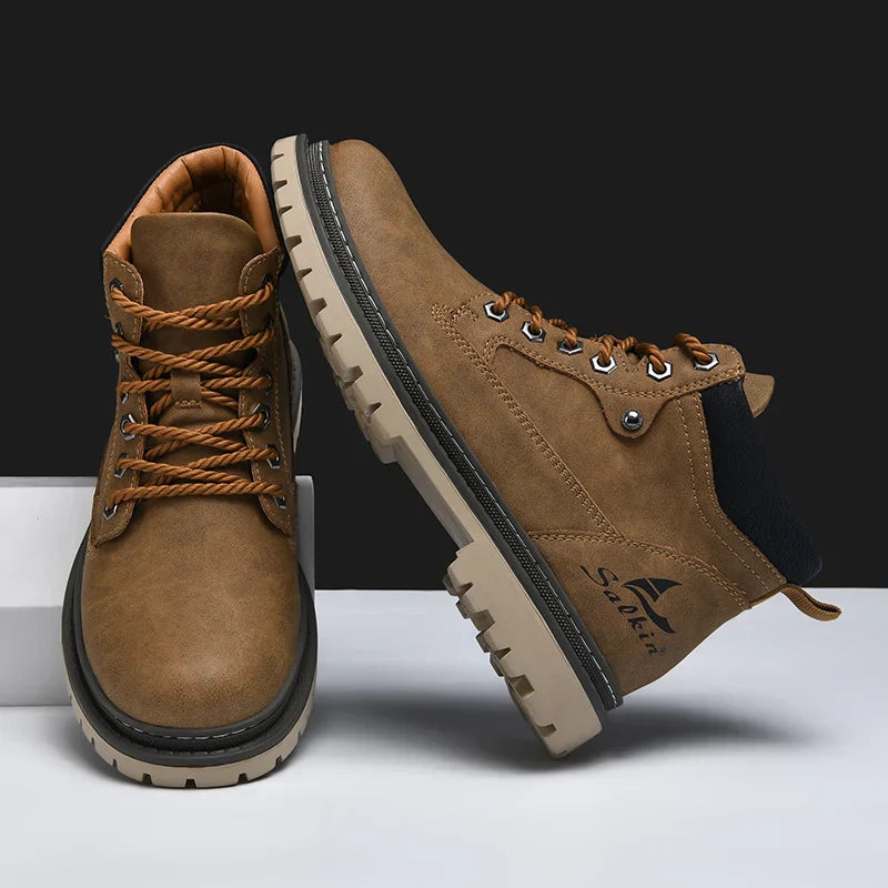 Braune Herren-Wanderschuhe mit robusten Sohlen, Schnürsenkeln und seitlichem Logo. Ideal für Outdoor-Aktivitäten und Trekking.