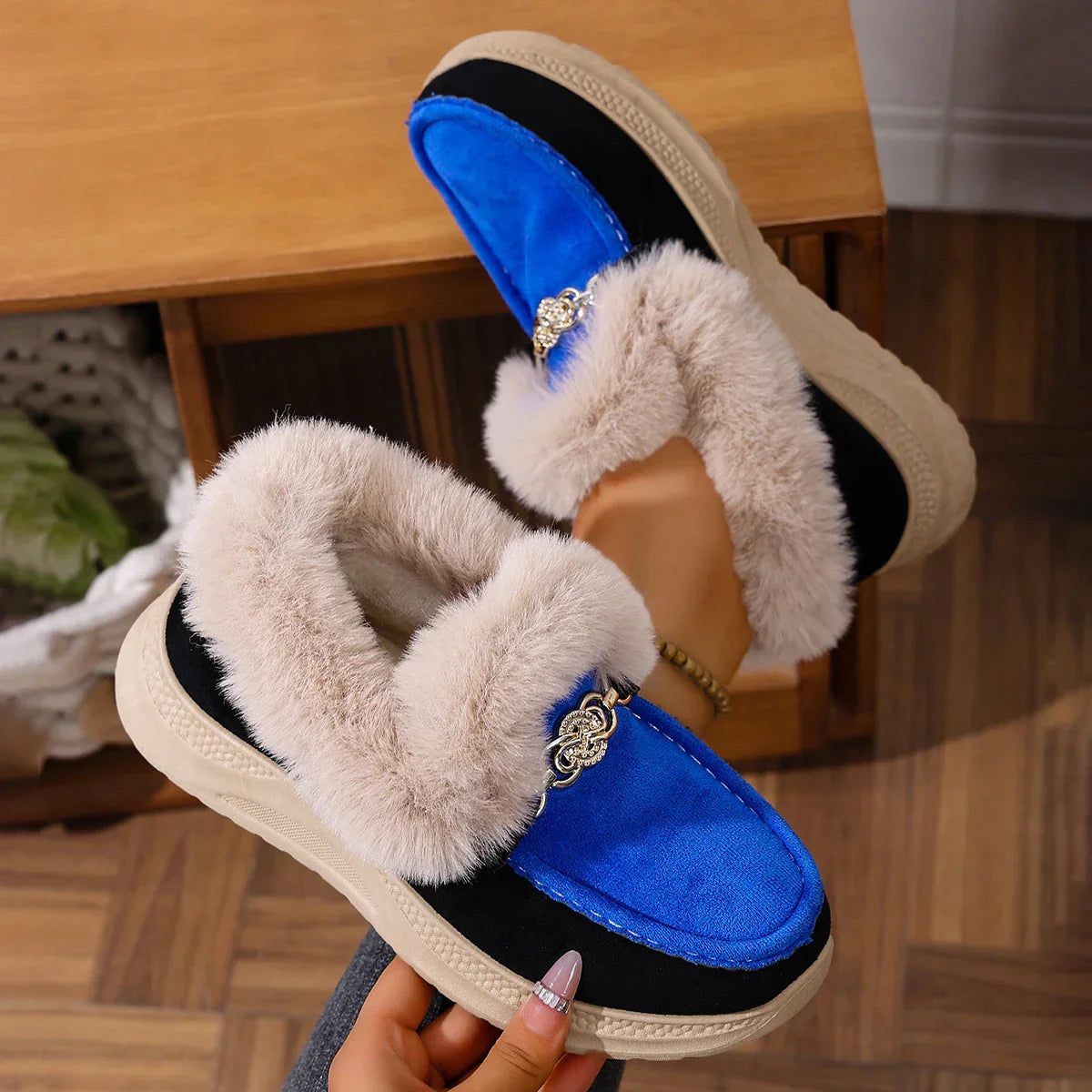 Damen Loafer Veganes Wildleder Orthopädische Plateausohle Kunstfellkragen mit Kettendetail