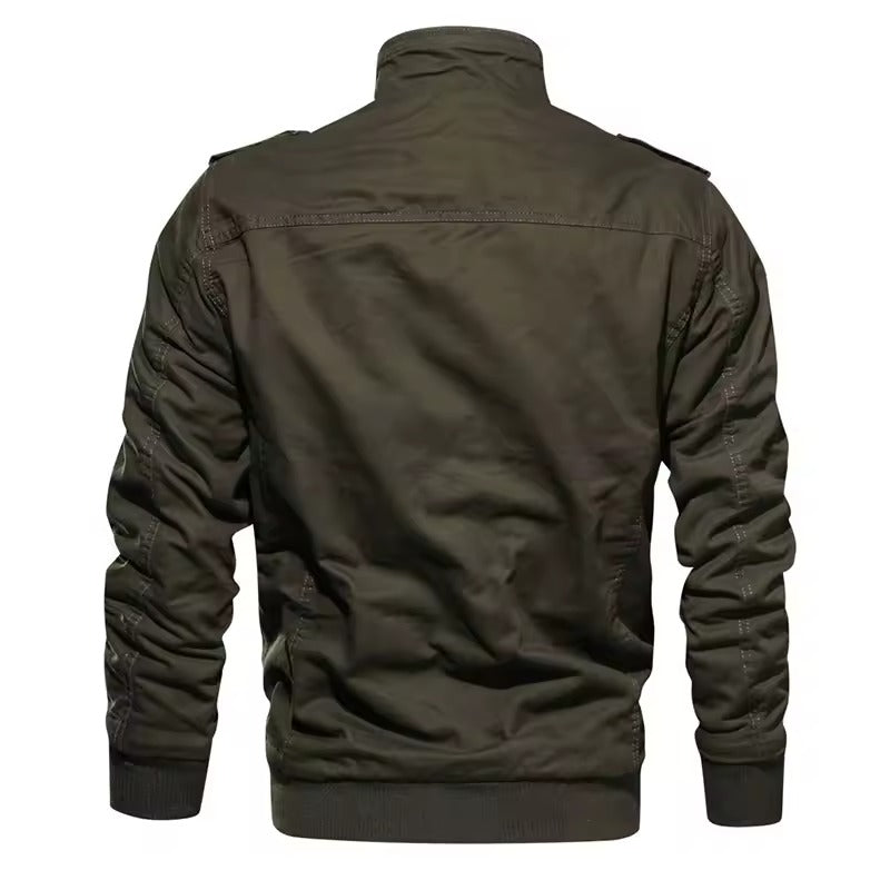 Dunkelgrüne Herren-Bomberjacke aus Baumwolle, Rückansicht. Modische Freizeitjacke mit Stehkragen und gerippten Bündchen. Ideal für Herbst und Winter.