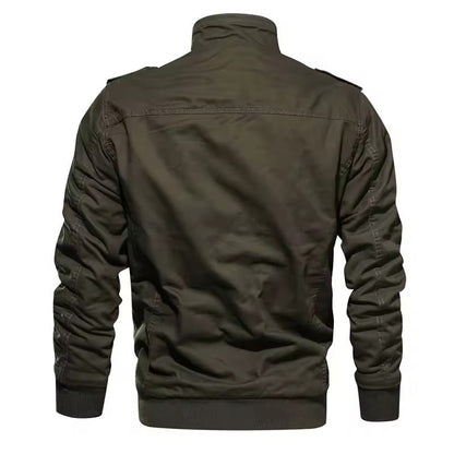 Dunkelgrüne Herren-Bomberjacke aus Baumwolle, Rückansicht. Modische Freizeitjacke mit Stehkragen und gerippten Bündchen. Ideal für Herbst und Winter.