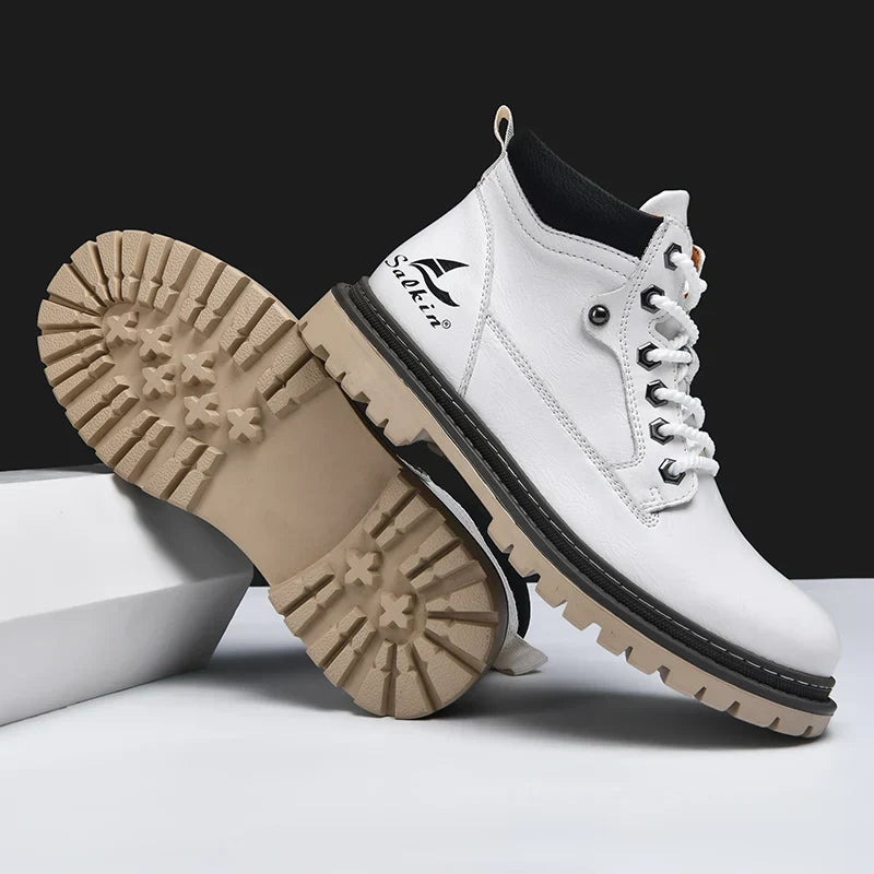 Weiße Herren-Wanderschuhe mit robusten, rutschfesten Sohlen, seitlichem Logo und Schnürung. Ideal für Outdoor-Aktivitäten und Trekking.