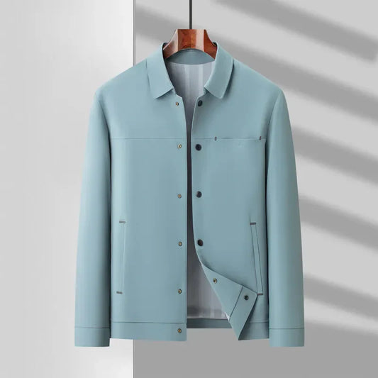 Herrenjacke mit Druckknopfverschluss aus technischem Stoff und Seitentaschen