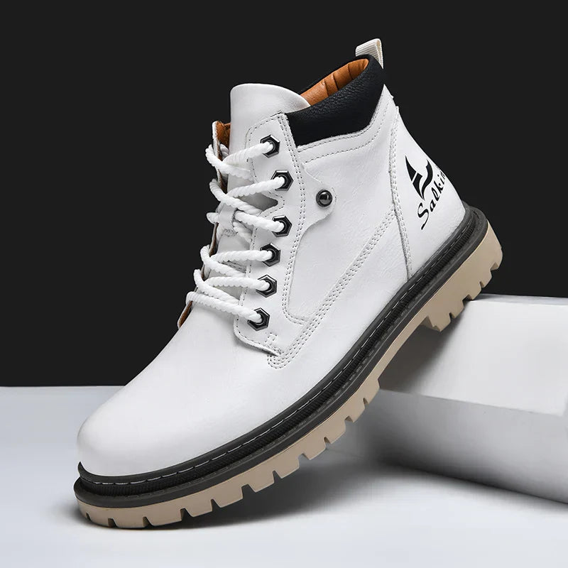 Weiße Herren-Wanderschuhe mit robusten Sohlen, Schnürung und seitlichem Logo. Ideal für Outdoor-Aktivitäten und modische Freizeitkleidung.