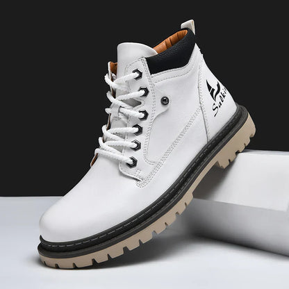 Weiße Herren-Wanderschuhe mit robusten Sohlen, Schnürung und seitlichem Logo. Ideal für Outdoor-Aktivitäten und modische Freizeitkleidung.