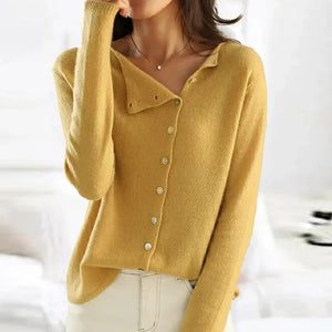 Frau trägt gelben Strickpullover mit Knopfleiste, modisch und elegant. Perfekt für Herbstmode, Damenbekleidung, stilvoller Look.