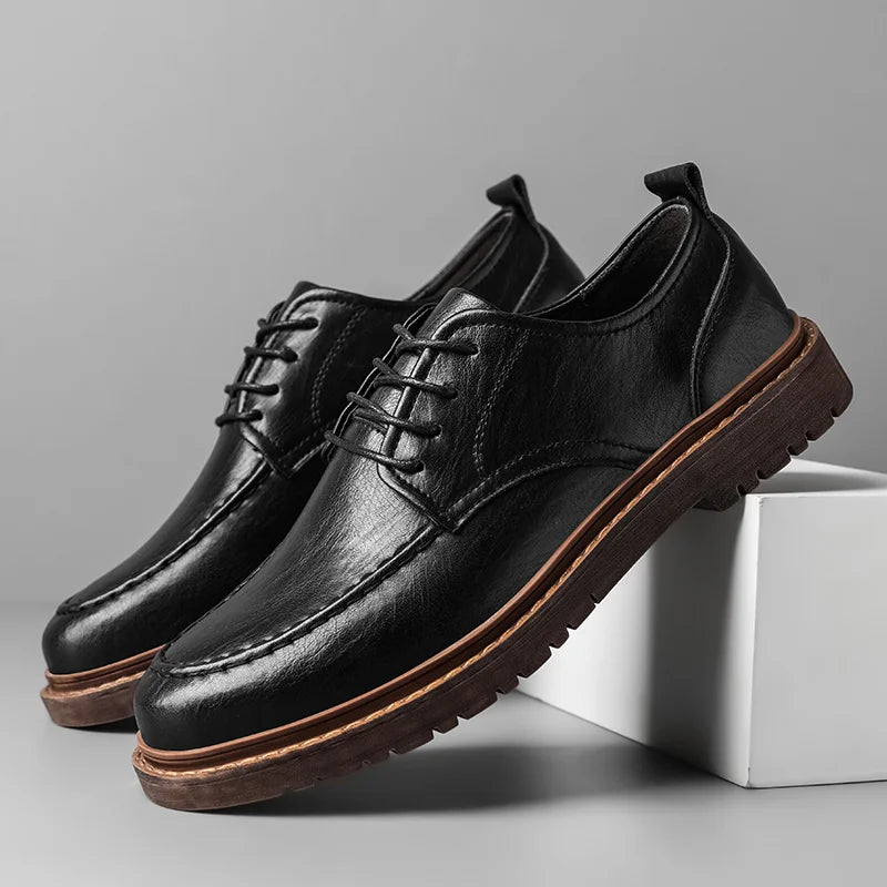 Schwarze Herren-Lederschnürschuhe mit brauner Sohle, elegant und modern, auf weißem Hintergrund. Perfekt für Business und Freizeit.
