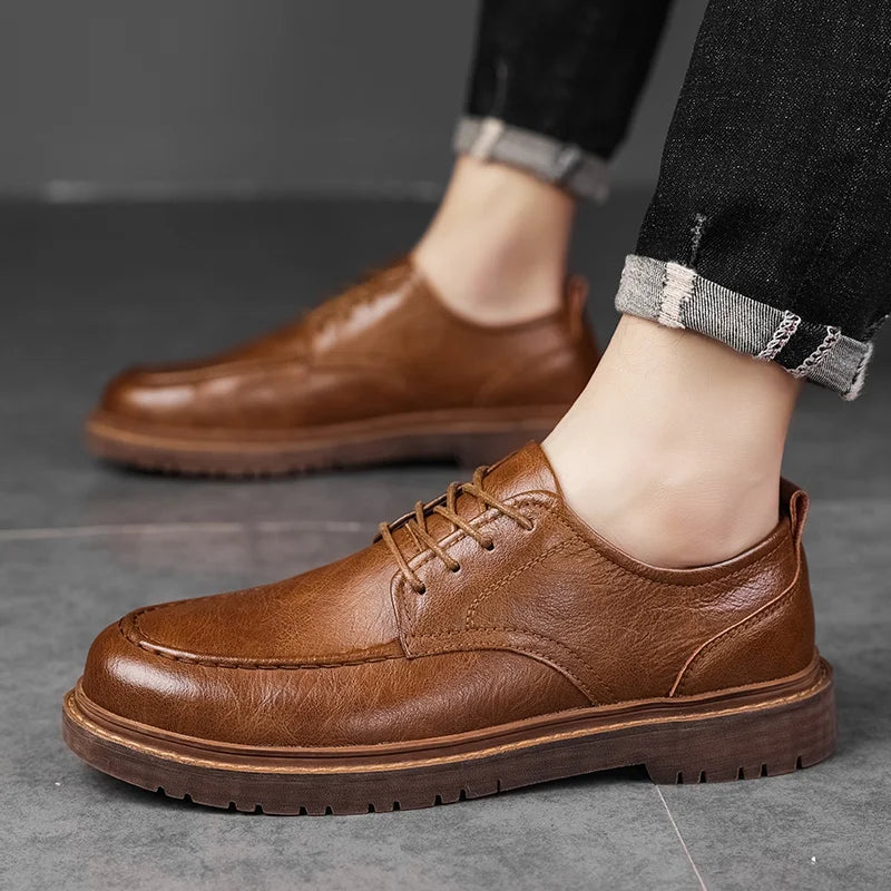 Braune Herrenschuhe aus Leder, geschnürt, mit robuster Sohle. Perfekt für Business und Freizeit. Elegante, bequeme Schuhe für Herrenmode.