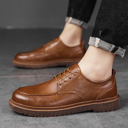 Braune Herrenschuhe aus Leder, geschnürt, mit robuster Sohle. Perfekt für Business und Freizeit. Elegante, bequeme Schuhe für Herrenmode.