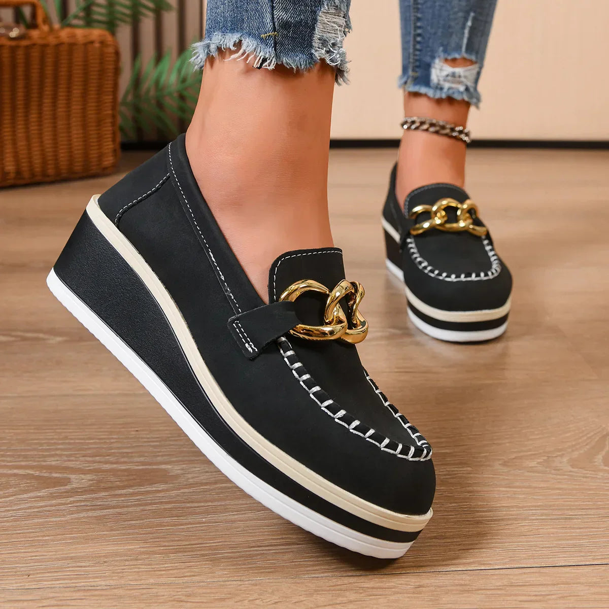 Damen Plateau-Loafer Mit Goldkette Zum Hineinschlüpfen Und Kontrastnähten