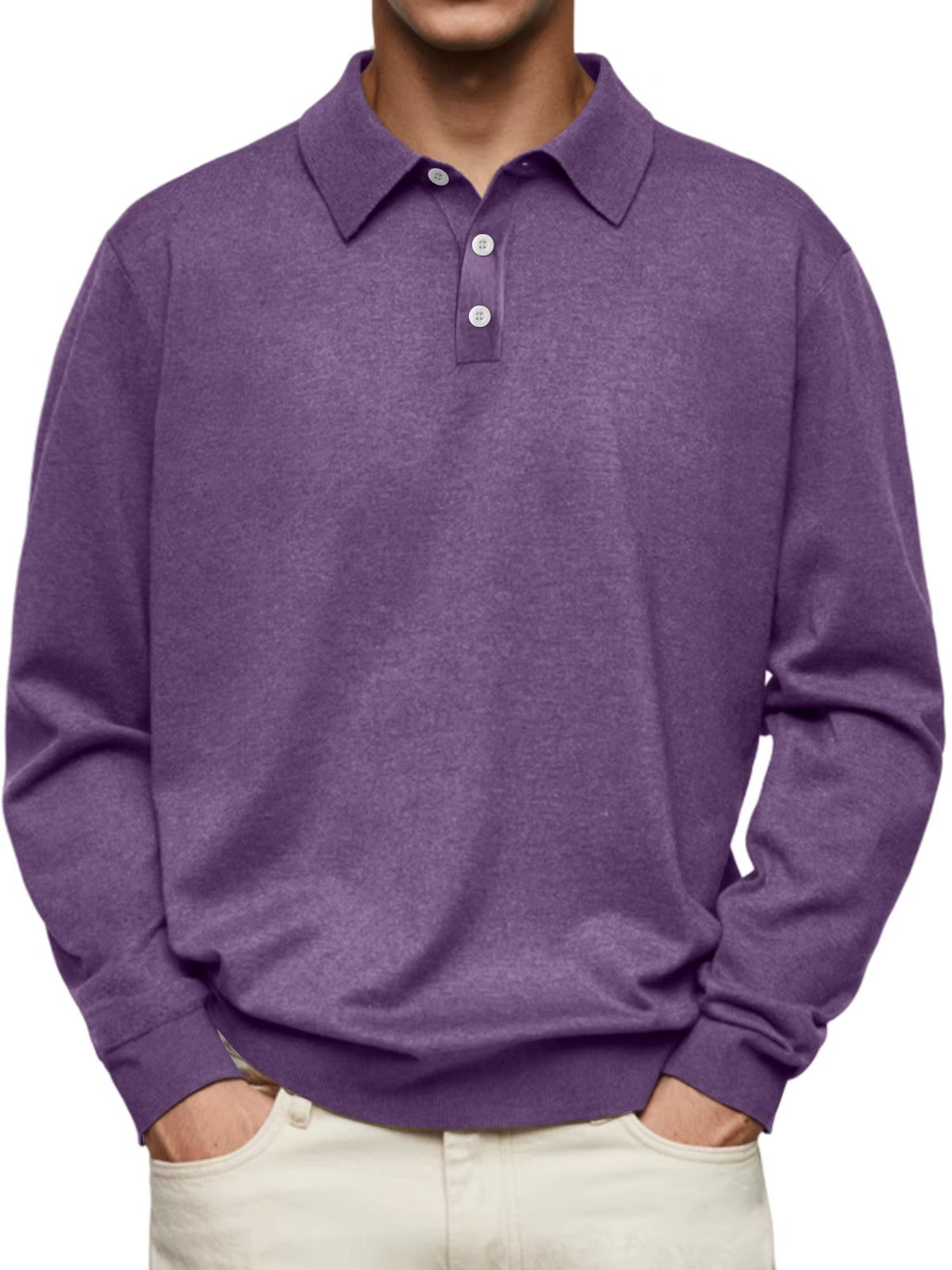 Mann trägt lila Poloshirt aus Baumwolle, langärmlig, mit Knopfleiste. Modisches Herrenoberteil, ideal für Freizeit und Büro.
