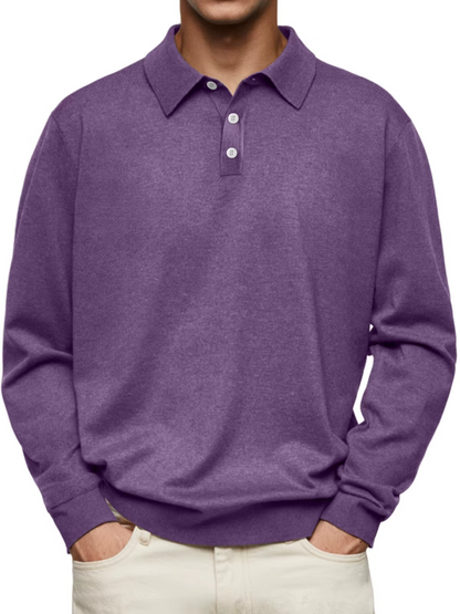 Mann trägt lila Poloshirt aus Baumwolle, langärmlig, mit Knopfleiste. Modisches Herrenoberteil, ideal für Freizeit und Büro.
