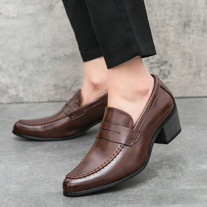 Braune Herren-Lederloafer mit Absatz, getragen zu schwarzer Hose. Elegante, klassische Schuhe für Business und Freizeit. Hochwertige Verarbeitung.