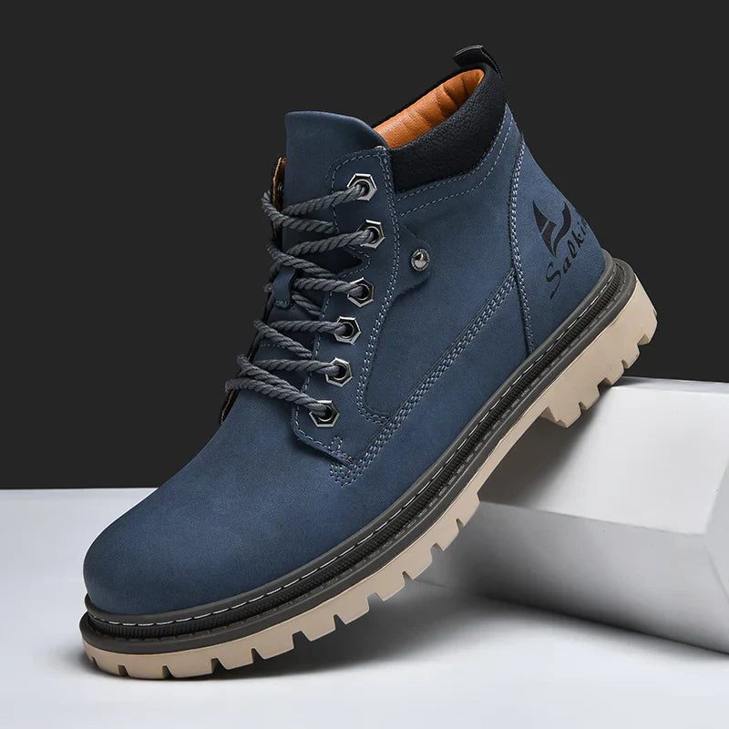 Blauer Herren-Wanderstiefel mit robusten Schnürsenkeln und rutschfester Sohle, ideal für Outdoor-Aktivitäten und Trekking.