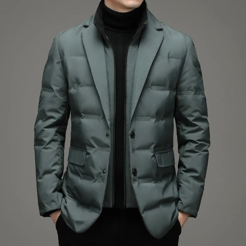 Grauer Herren-Daunenblazer, elegant und modern, mit Stehkragen und Knopfleiste. Perfekt für stilvolle Wintermode und Business-Outfits.