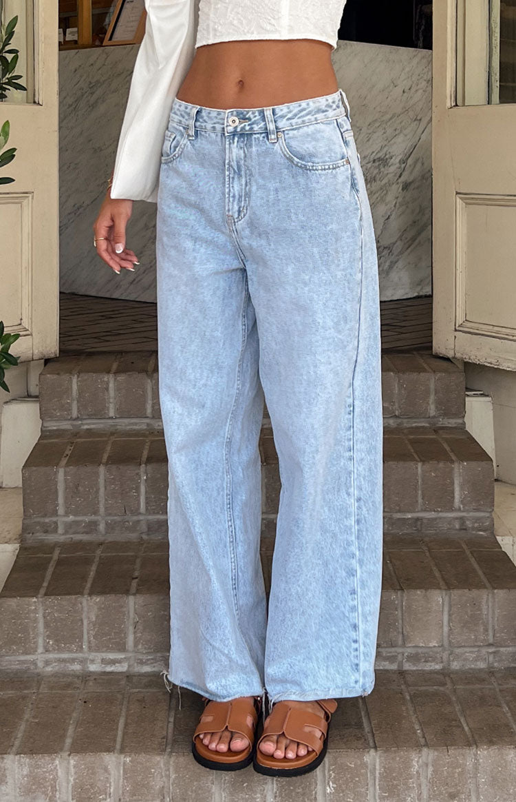 Women's Loose Boyfriend Jeans with Mid-High Waist and Open Hem