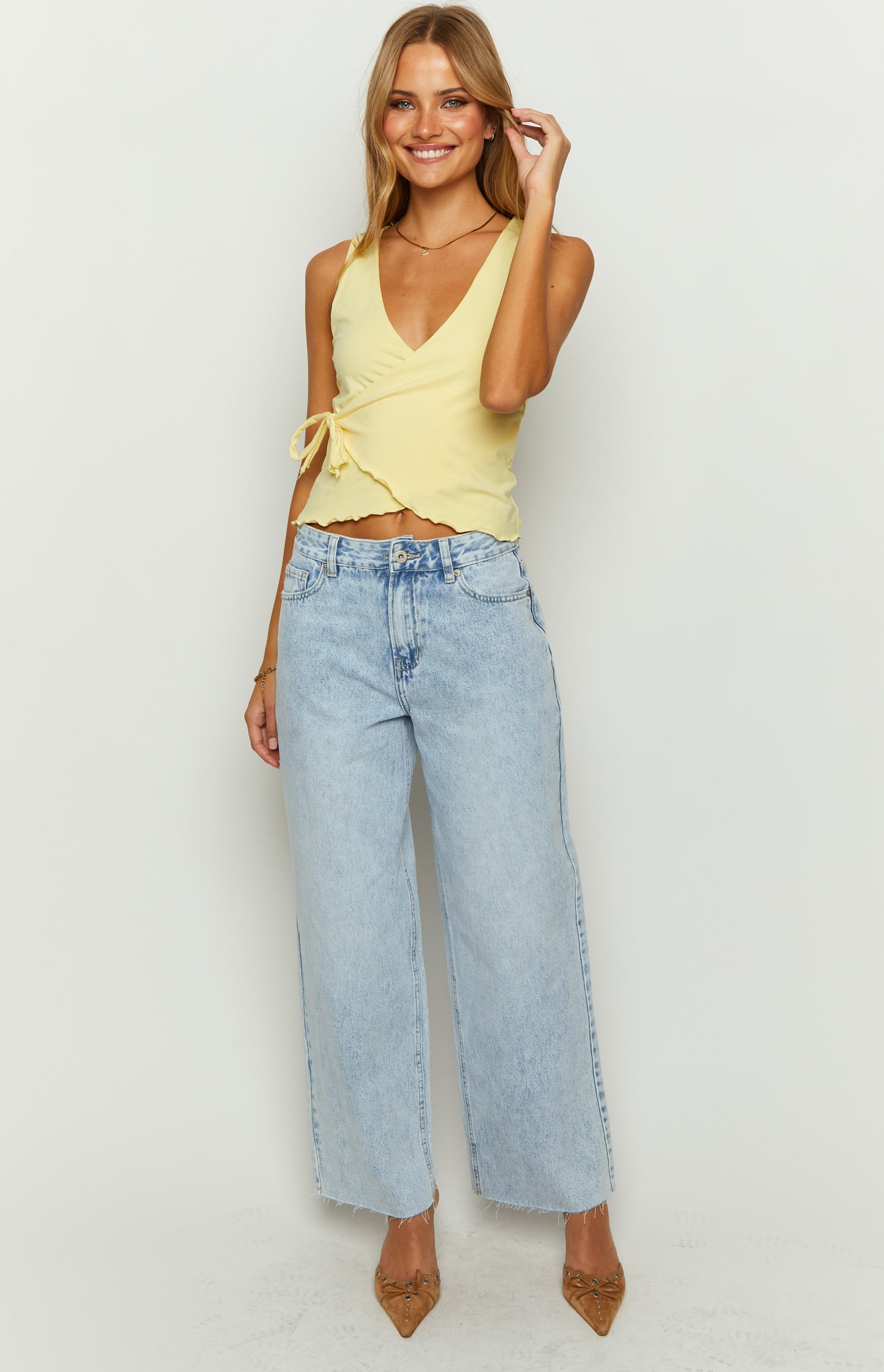 Women's Loose Boyfriend Jeans with Mid-High Waist and Open Hem
