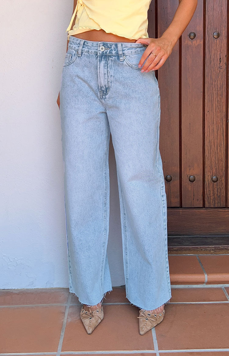 Women's Loose Boyfriend Jeans with Mid-High Waist and Open Hem