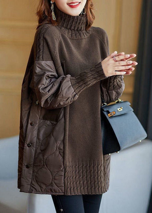 Frau in braunem Strickpullover mit Stehkragen und gesteppten Ärmeln, hält schwarze Handtasche. Modetrend, Herbstmode, Damenbekleidung.