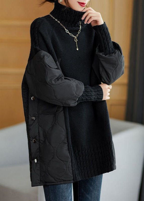 Schwarzer Damenpullover mit Stehkragen und gepolsterten Ärmeln, Knopfdetails an der Seite, modisches Design, ideal für Herbst- und Wintermode.