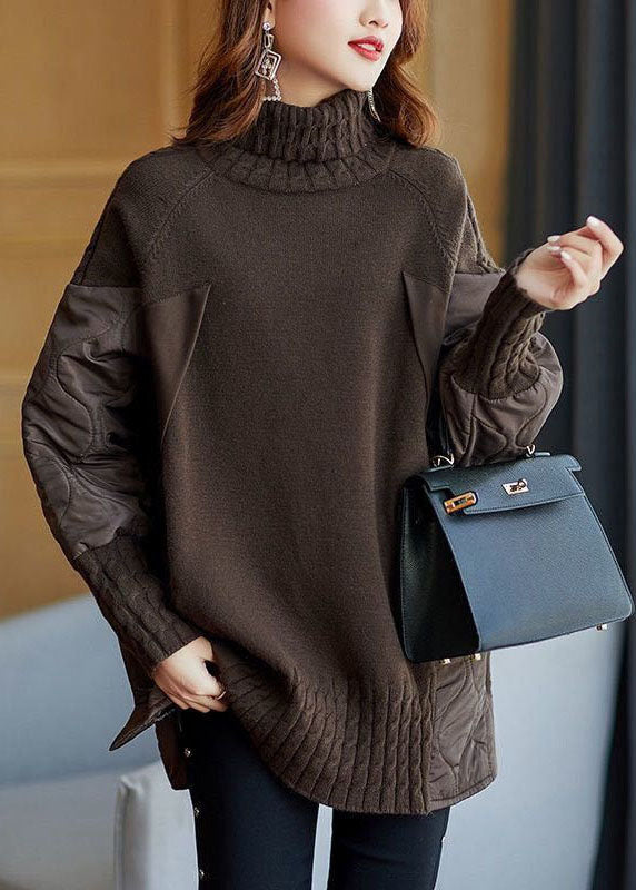 Frau in braunem Strickpullover mit Lederärmeln, hält eine schwarze Designer-Handtasche. Elegante Herbstmode, stilvoller Look, Damenbekleidung.