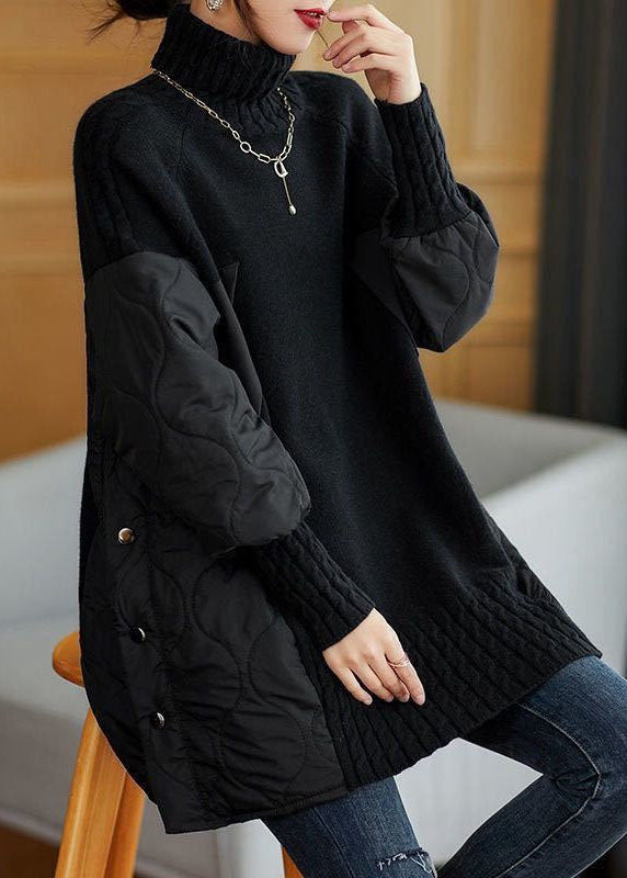 Frau in schwarzem Strickpullover mit Stehkragen und gesteppten Ärmeln, sitzt auf einem Stuhl. Modetrend, Wintermode, Damenbekleidung.