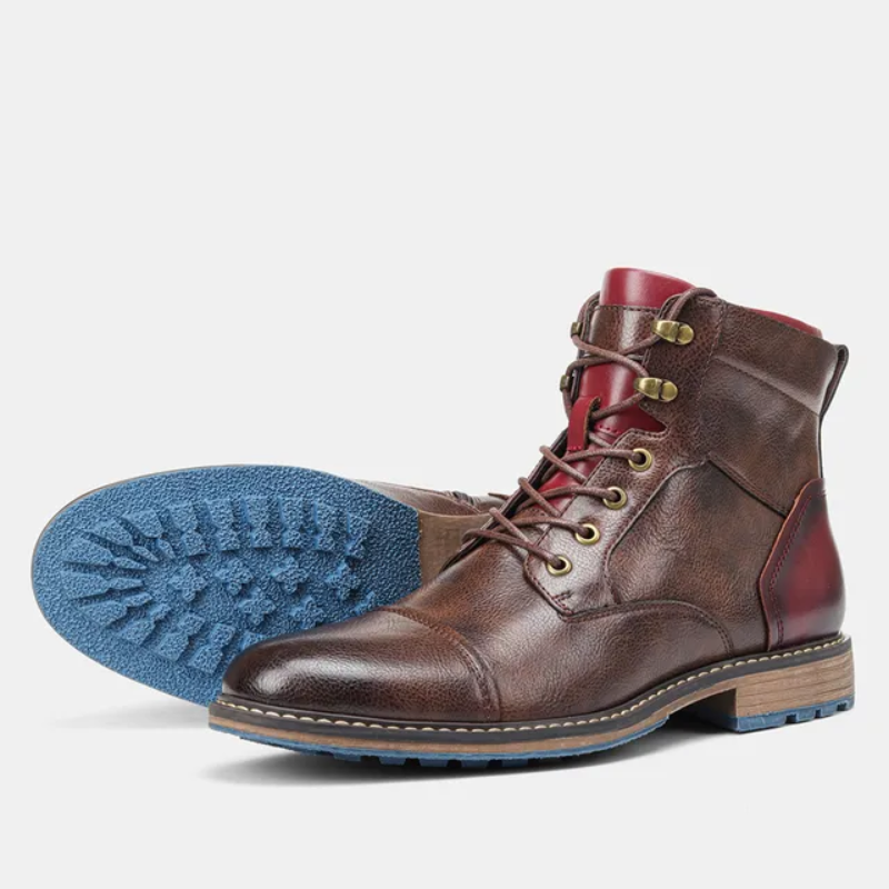 Braune Herrenstiefel aus Leder mit blauer Profilsohle, rotem Futter und Schnürung. Stilvolle, robuste Schuhe für Herbst und Winter.