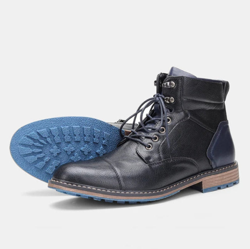 Schwarze Herrenstiefel aus Leder mit blauer Sohle, Schnürung und robustem Design. Modische, langlebige Schuhe für Herbst und Winter.