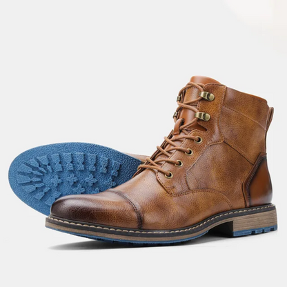 Braune Herren-Lederstiefel mit blauer Profilsohle, Schnürung und robustem Design. Perfekt für Herbstmode und Outdoor-Aktivitäten.