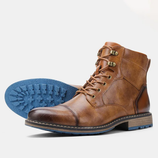 Braune Herren-Lederstiefel mit blauer Profilsohle, Schnürung und robustem Design. Perfekt für Herbstmode und Outdoor-Aktivitäten.