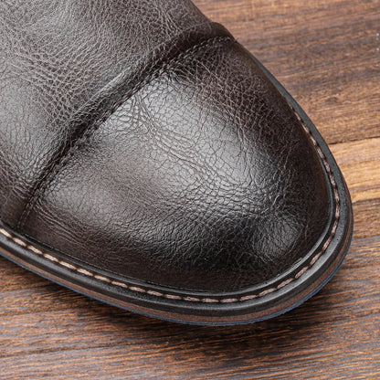 Nahaufnahme eines braunen Lederschuhs mit sichtbarer Naht auf Holzoberfläche. Hochwertiges Leder, elegante Verarbeitung, Herrenschuhmode.
