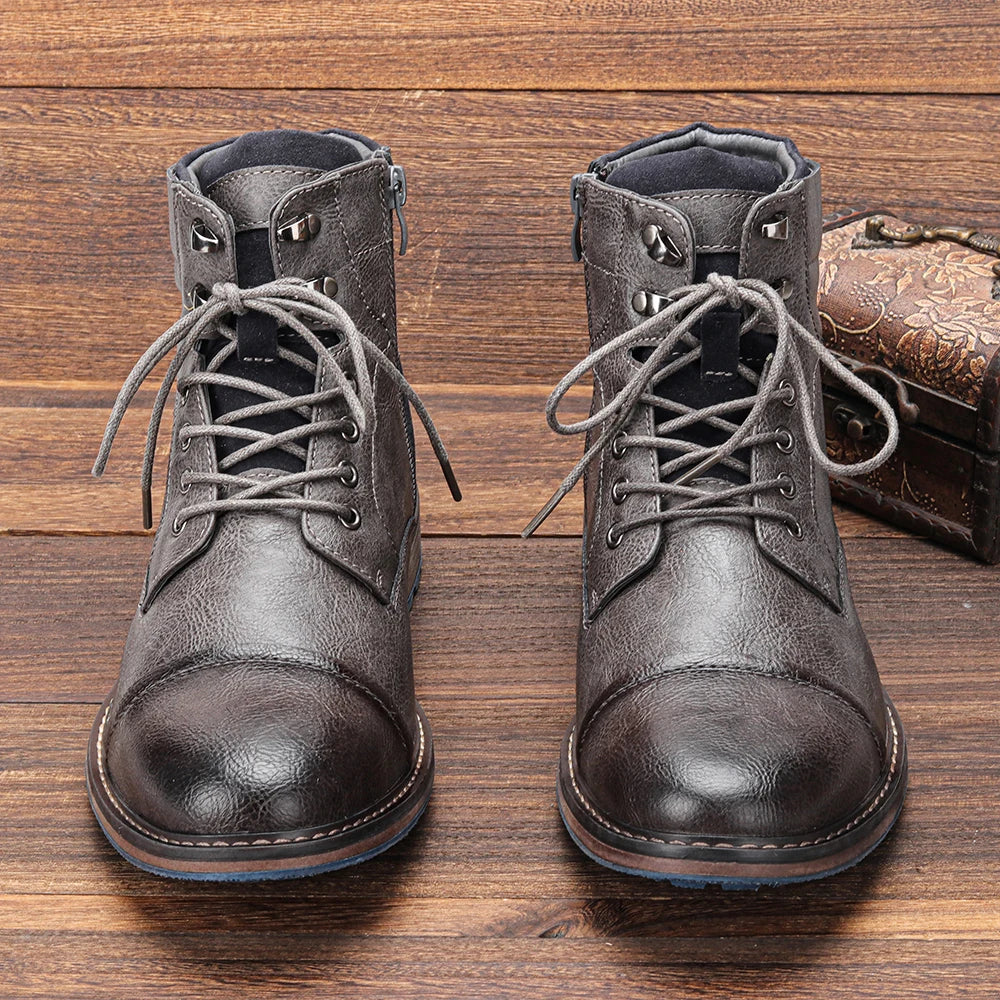 Graue Herrenstiefel aus Leder mit Schnürung und Reißverschluss, rustikales Design, auf Holzboden. Modische, robuste Winterstiefel für Herren.