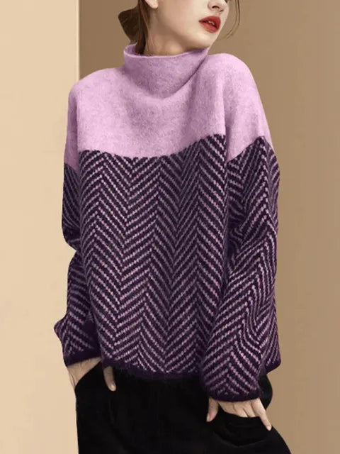 Frau trägt lila Pullover mit Zickzackmuster, Rollkragen und langen Ärmeln. Modetrend, Wintermode, Damenbekleidung, stilvoller Strickpullover.