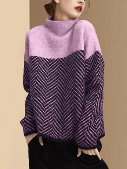 Frau trägt lila Pullover mit Zickzackmuster, Rollkragen und langen Ärmeln. Modetrend, Wintermode, Damenbekleidung, stilvoller Strickpullover.