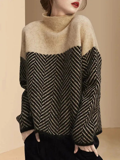Frau trägt modischen Pullover mit Fischgrätenmuster, beige und schwarz, hoher Kragen, Herbstmode, stilvoll, elegant, warme Kleidung.