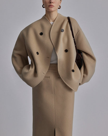 Elegante Frau in beigem Wollmantel und Rock, minimalistisch, modisch, Herbstmode, luxuriöses Design, stilvolle Damenbekleidung, zeitloser Chic.