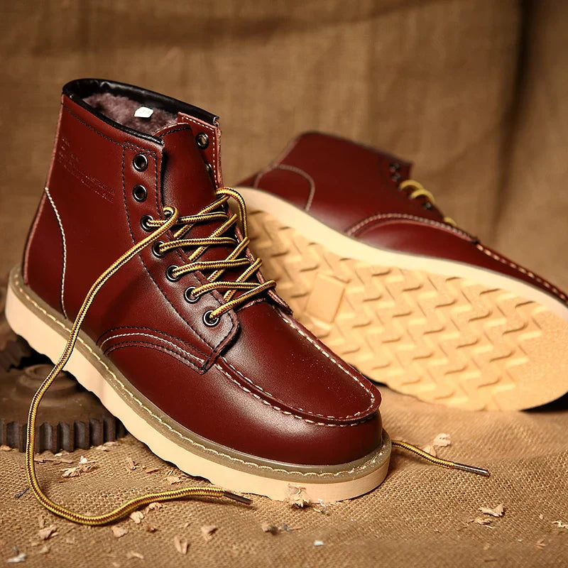 Braune Lederstiefel mit gelben Schnürsenkeln auf rustikalem Hintergrund, robuste Sohle, ideal für Outdoor-Aktivitäten und Herbstmode.