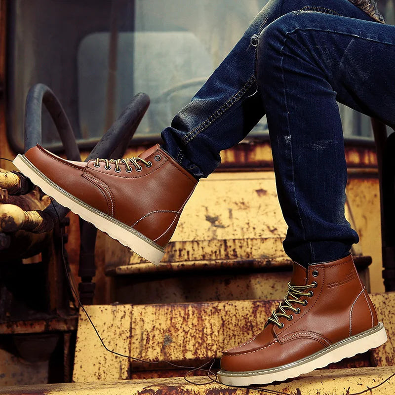 Braune Lederstiefel auf rostigem Traktor, getragen von Person in Jeans. Modische Herrenstiefel, robustes Design, Outdoor-Mode.