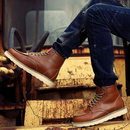 Braune Lederstiefel auf rostigem Traktor, getragen von Person in Jeans. Modische Herrenstiefel, robustes Design, Outdoor-Mode.