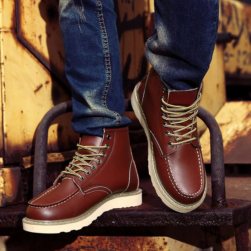 Braune Lederstiefel mit gelben Schnürsenkeln, getragen von Person in blauen Jeans, auf rostigem Metallhintergrund. Modische Herrenstiefel.