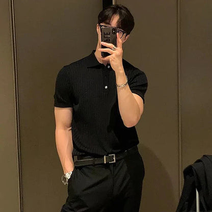 Mann in schwarzem Polohemd und Hose macht Selfie im Spiegel, trägt Armbanduhr und Brille. Mode, Herrenbekleidung, Selfie, Stilvoll.