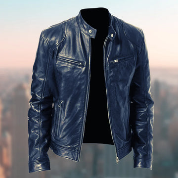 Schwarze Lederjacke vor unscharfem Stadtbild, stilvoll und modern, ideal für urbane Mode. Perfekt für Herrenbekleidung und Streetwear-Trends.