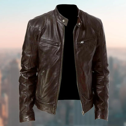 Braune Lederjacke für Herren mit Reißverschlüssen, Stehkragen und urbanem Hintergrund. Perfekt für modische Outfits und stilvolle Herbstmode.