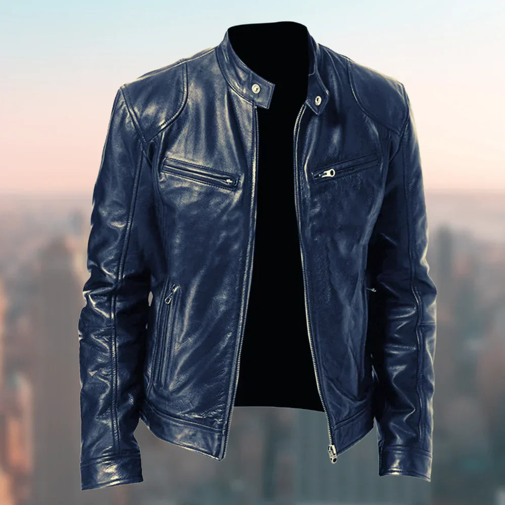 Schwarze Lederjacke mit Reißverschlüssen vor unscharfem Stadtbild. Modische Herrenjacke, ideal für urbanen Stil und kühles Wetter.