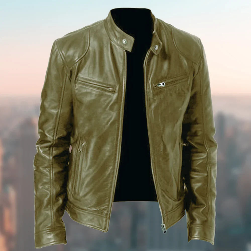 Braune Lederjacke für Herren vor unscharfem Stadtbild, stilvoll und modern, ideal für Herbstmode. Hochwertige Materialien, zeitloses Design.