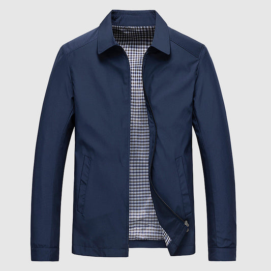 Dunkelblaue Herrenjacke mit Reißverschluss, kariertem Innenfutter und klassischem Kragen. Stilvolle Übergangsjacke für Herrenmode.