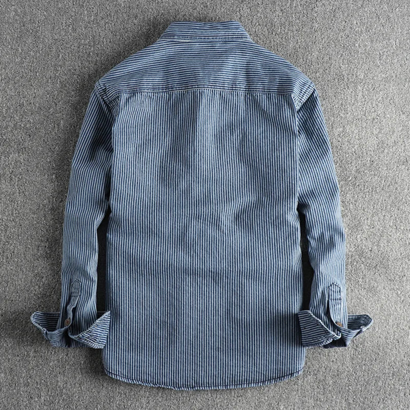 Gestreiftes Herrenhemd in Blau-Weiß, Rückansicht auf grauem Hintergrund. Langarm, klassischer Kragen, lässiger Stil. Ideal für Freizeitmode.