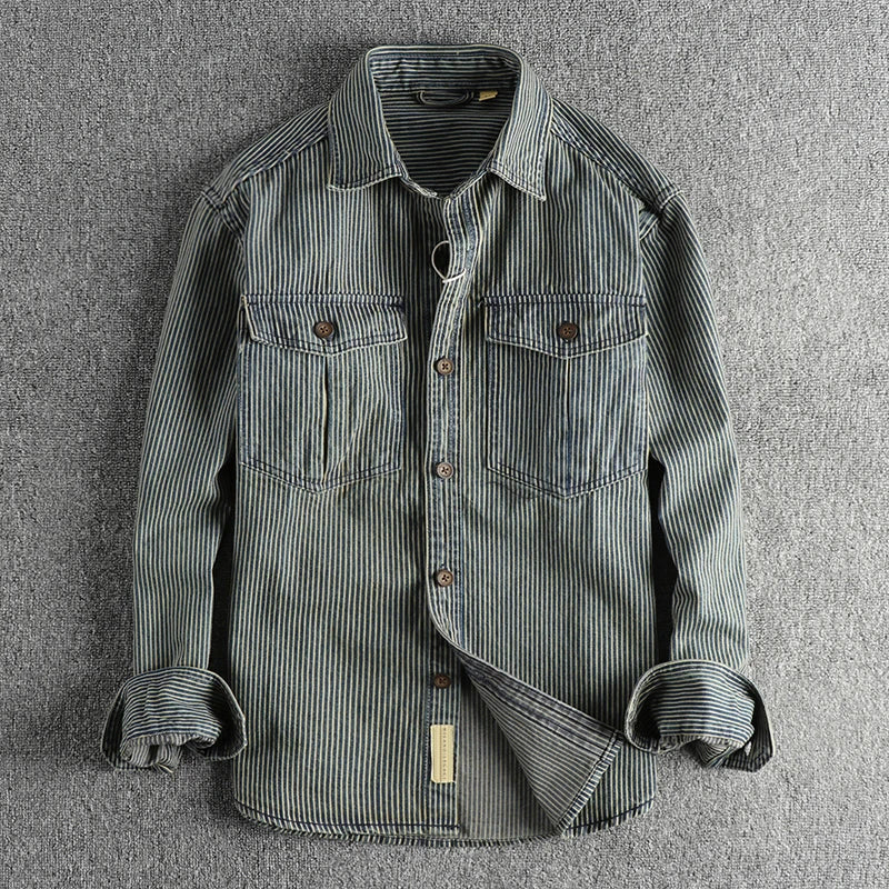 Gestreiftes Herrenhemd aus Denim mit Knopfleiste und Brusttaschen, lässiger Stil, ideal für Freizeitmode und Alltagsoutfits.
