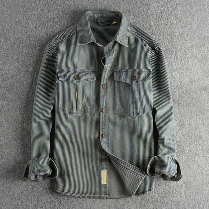 Gestreiftes Herrenhemd aus Denim mit Knopfleiste und Brusttaschen, lässiger Stil, ideal für Freizeitmode und Alltagsoutfits.